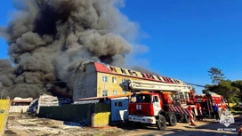 Пожарным удалось локализовать пожар на складе в Уссурийске