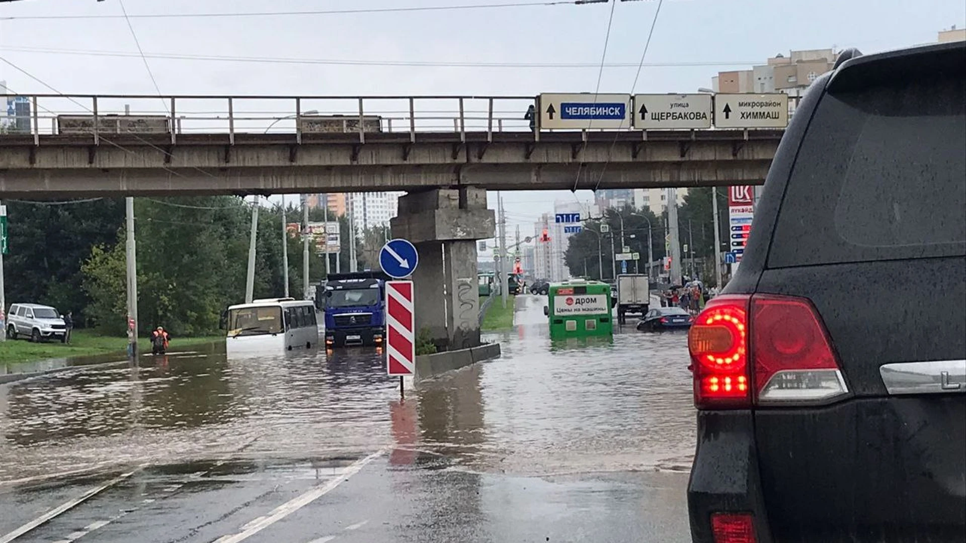 В Екатеринбурге встали троллейбусы из-за коммунальной аварии