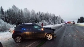 Один человек погиб при столкновении автобуса и легковушки в Кирове