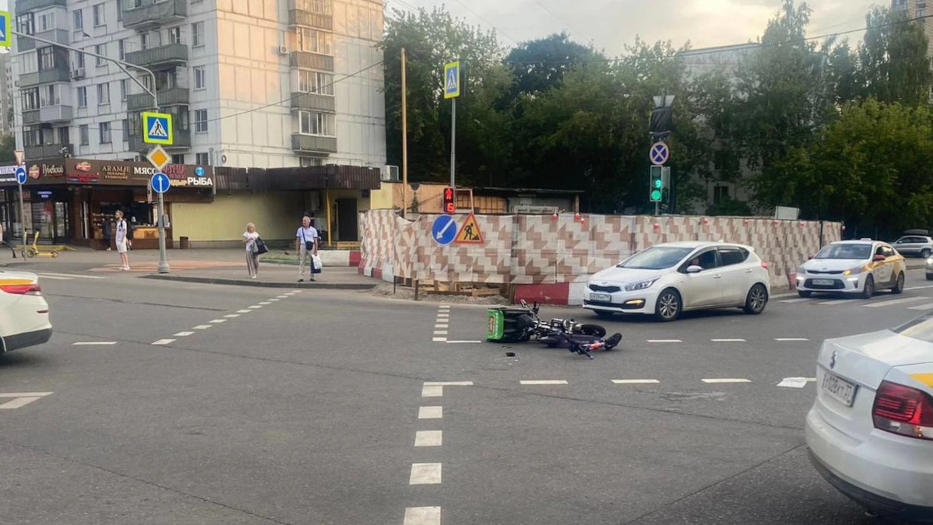 Мама и дочка пострадали при столкновении велосипеда и самоката в Москве