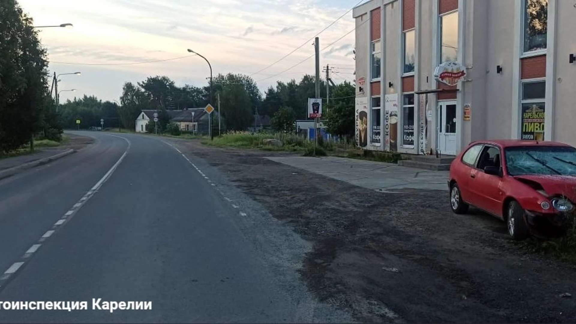 В поселке Эссойла водитель сбил 17-летнюю девушку и врезался в уличный фонарь