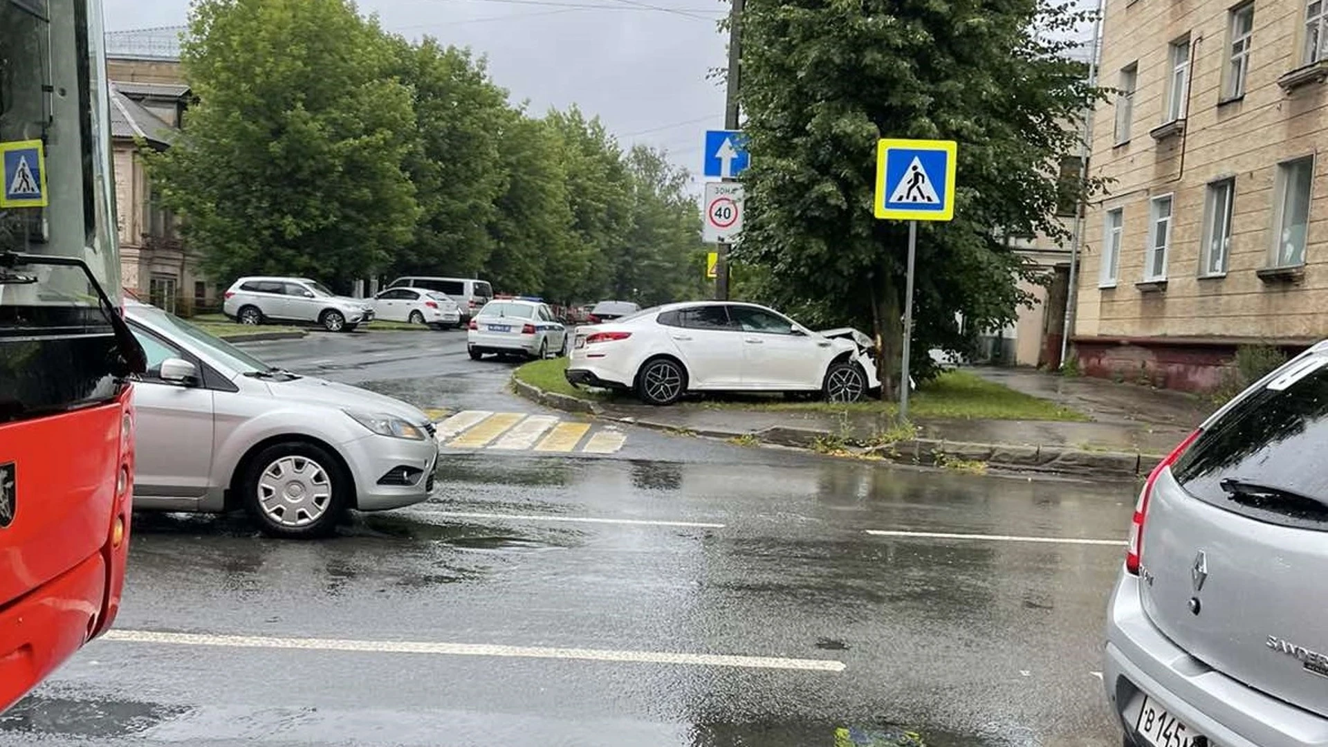 Иномарка в Иванове врезалась в дерево