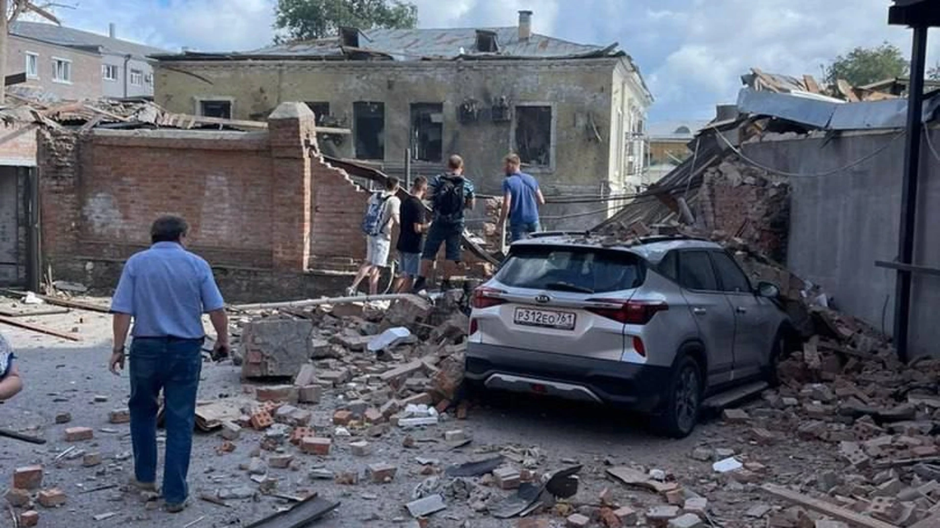 При взрыве ракеты в центре Таганрога пострадали 12 человек