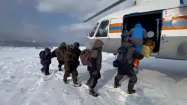 Появилось видео спасения рыбаков, дрейфовавших на льдине на Сахалине