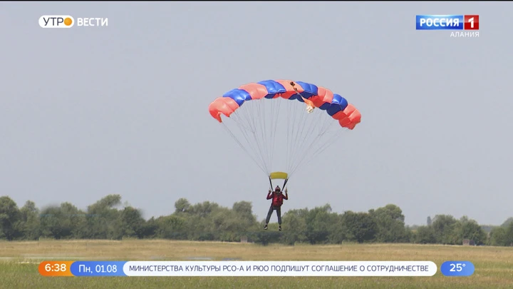 Утро. Вести. Алания На аэродроме ДОСААФ прошли соревнования по парашютному спорту – Кубок памяти Давида Нартикоева