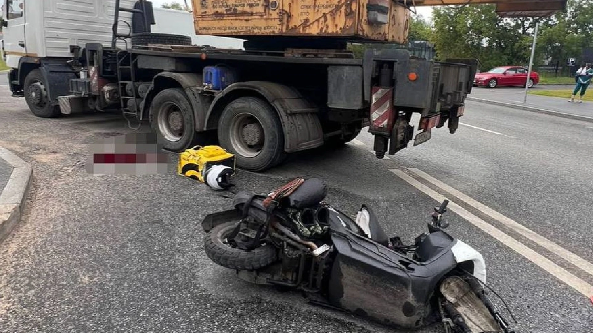 Автокран переехал водителя мопеда на западе Москвы