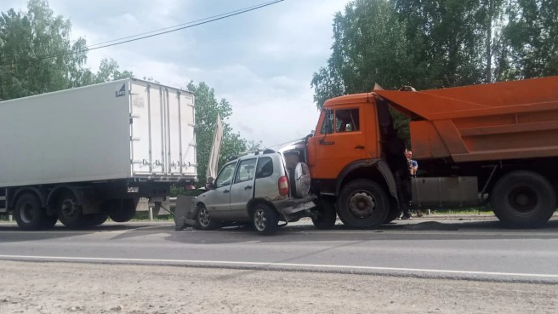 На трассе Томск-Аэропорт легковой автомобиль зажало между двумя грузовиками