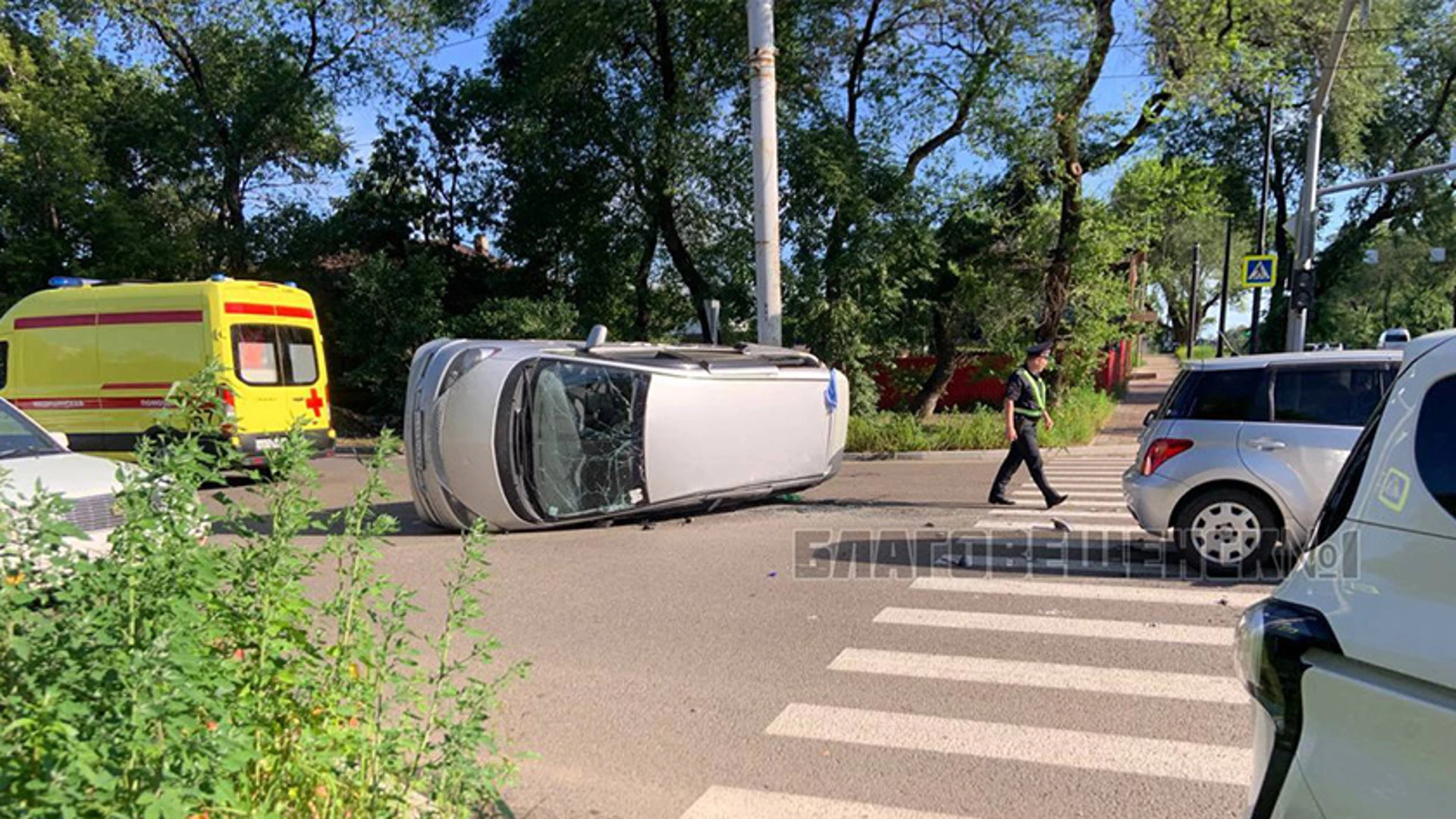 Двое взрослых и подросток пострадали в аварии на оживленном перекрестке Благовещенска