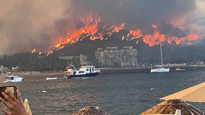 ЧП Масштабный пожар в курортном Мармарисе попал на видео