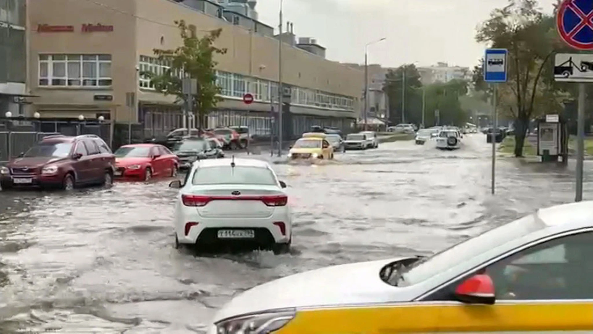 Треть месячной нормы осадков обрушилась на Москву за сутки