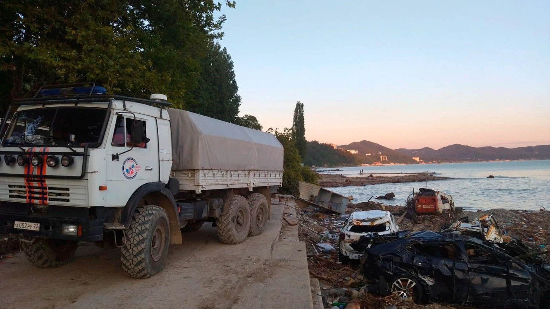 Трактор и три автомобиля, которые унесло в море в Туапсе, достали из воды