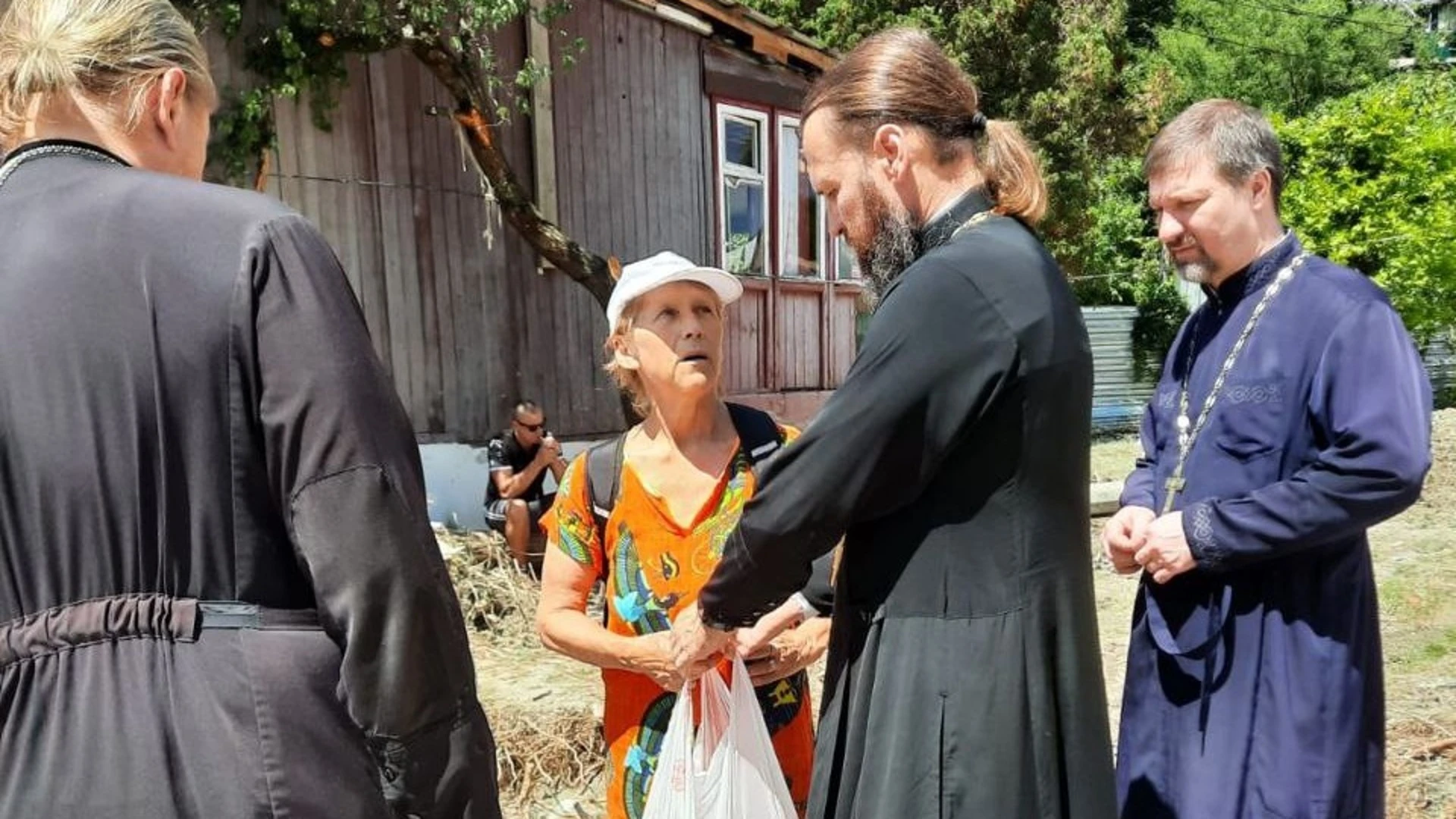 Священники Туапсинского района раздают гуманитарную помощь пострадавшим от паводков