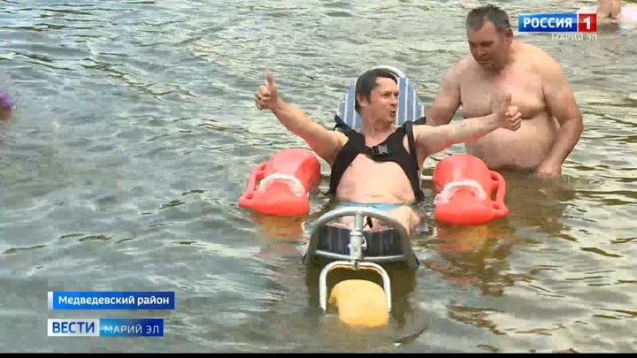 Вести. Марий Эл У инвалидов Марий Эл появилась возможность купаться при помощи пляжной коляски