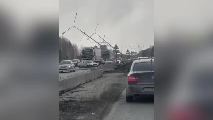 Новости На Московском тракте в Тюмени произошло обрушение столбов для освещения