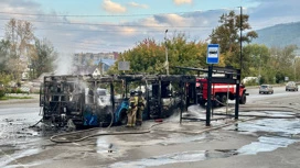 Автобус вспыхнул и полностью выгорел на остановке в Миассе