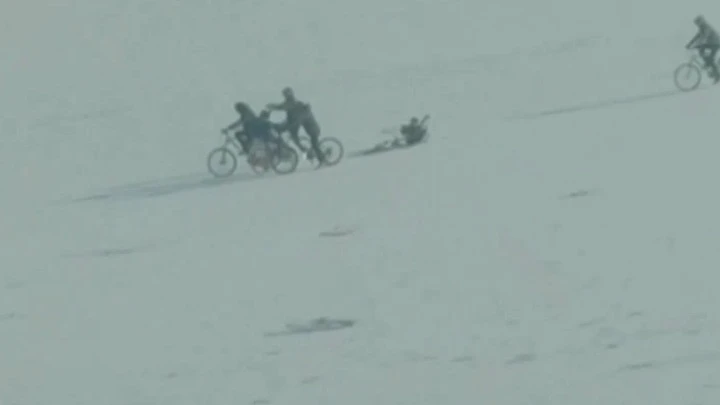 Conduce. Mari El Rescuers apelan a los padres de niños caminando sobre hielo delgado