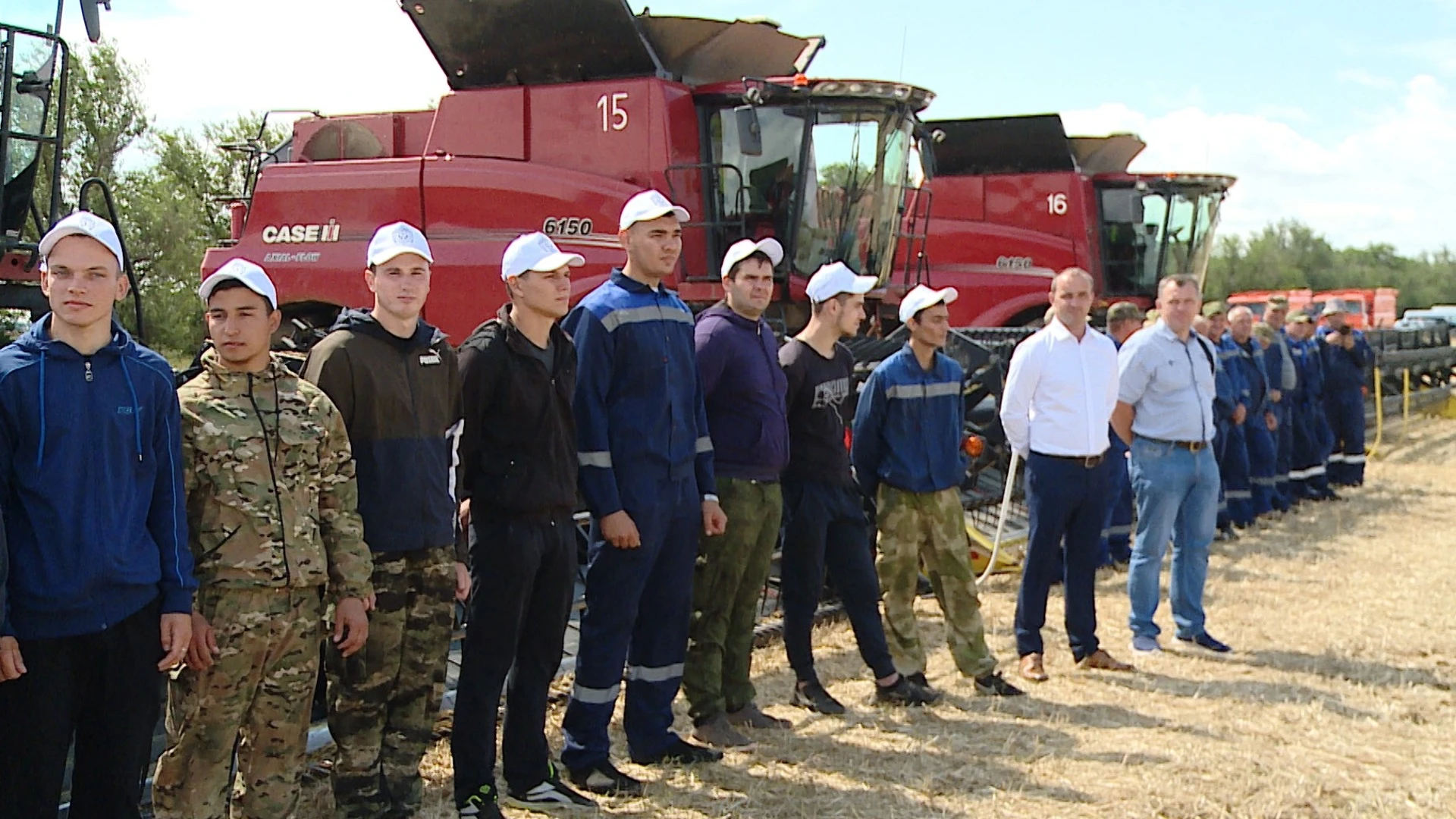 В уборочной кампании в Волгоградской области участвуют более 1000 студентов аграрных вузов