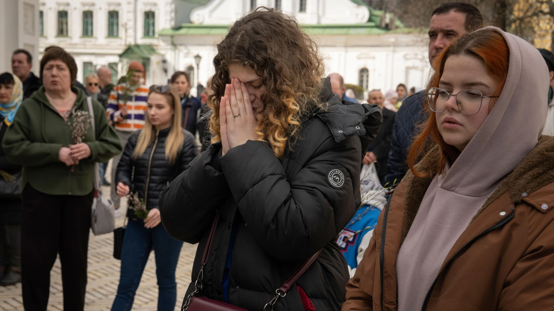 Лишенные храмов украинские верующие проводят службы в палатках