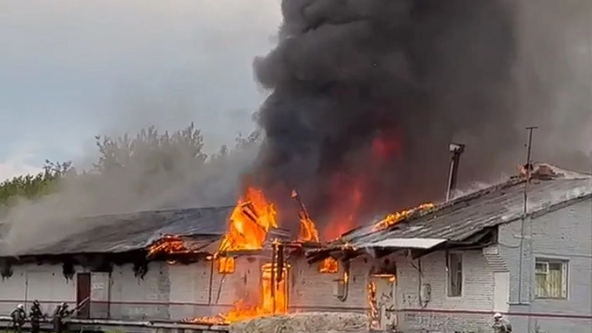 В Иванове горят склады у железнодорожного вокзала