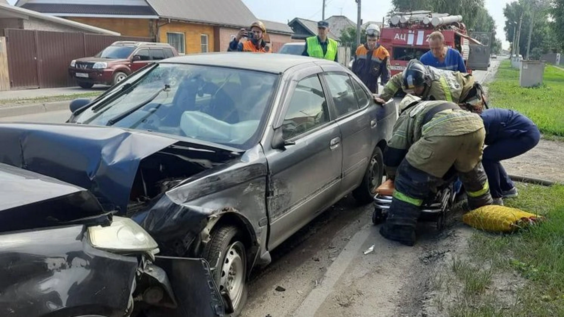 Под Новосибирском двое человек попали в больницу после массовой аварии