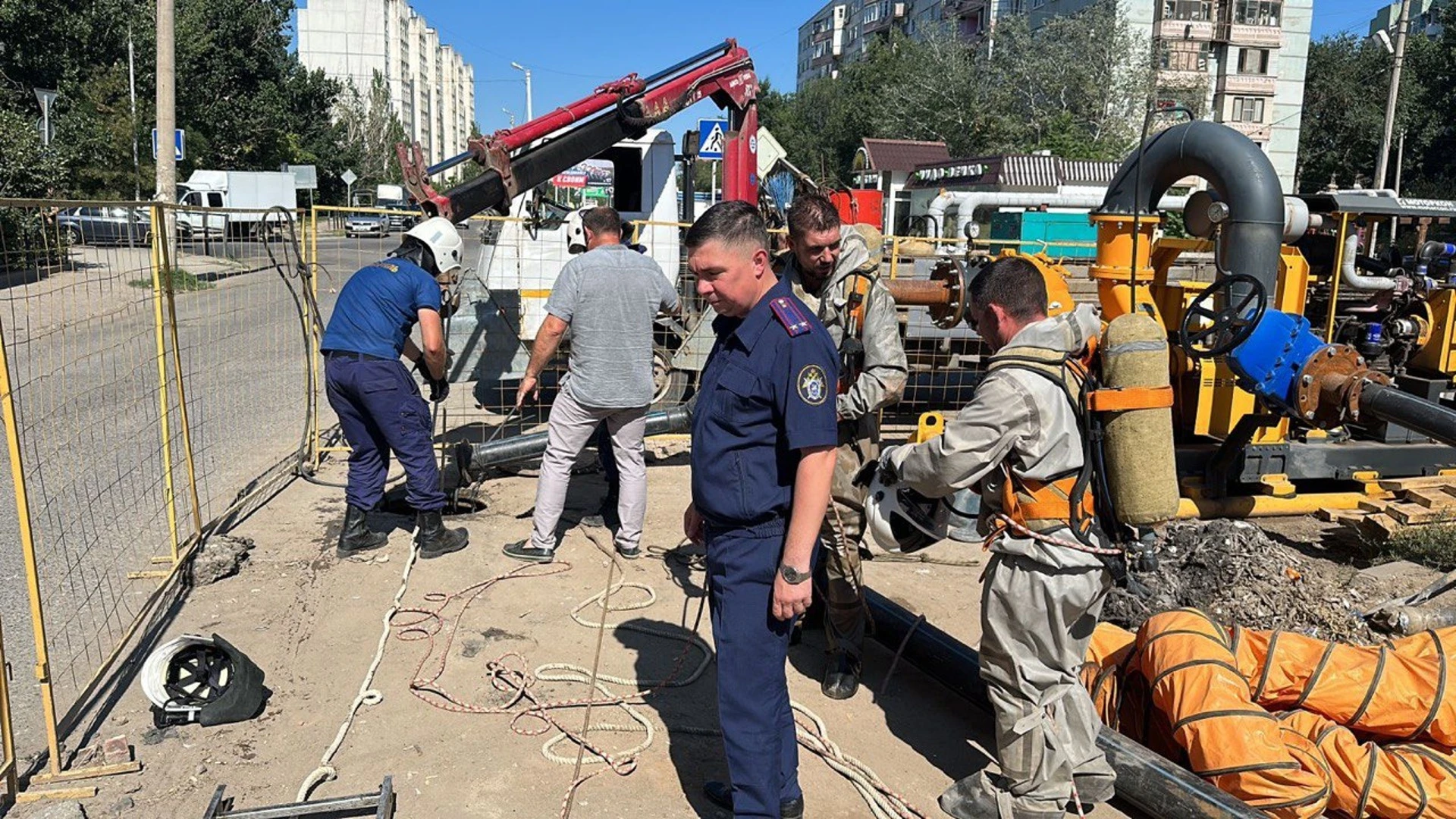 Два человека погибли в канализационном колодце в Астрахани