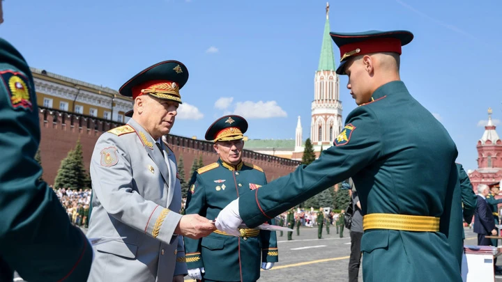 Новости Выпускникам Московского ВОКУ вручили дипломы на Красной площади