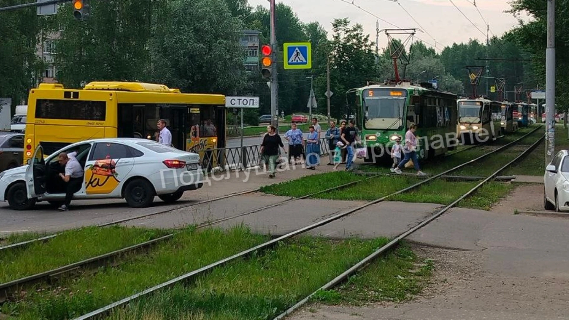 В Дзержинском районе Ярославля из-за ДТП с автобусом и такси трамваи встали в пробку