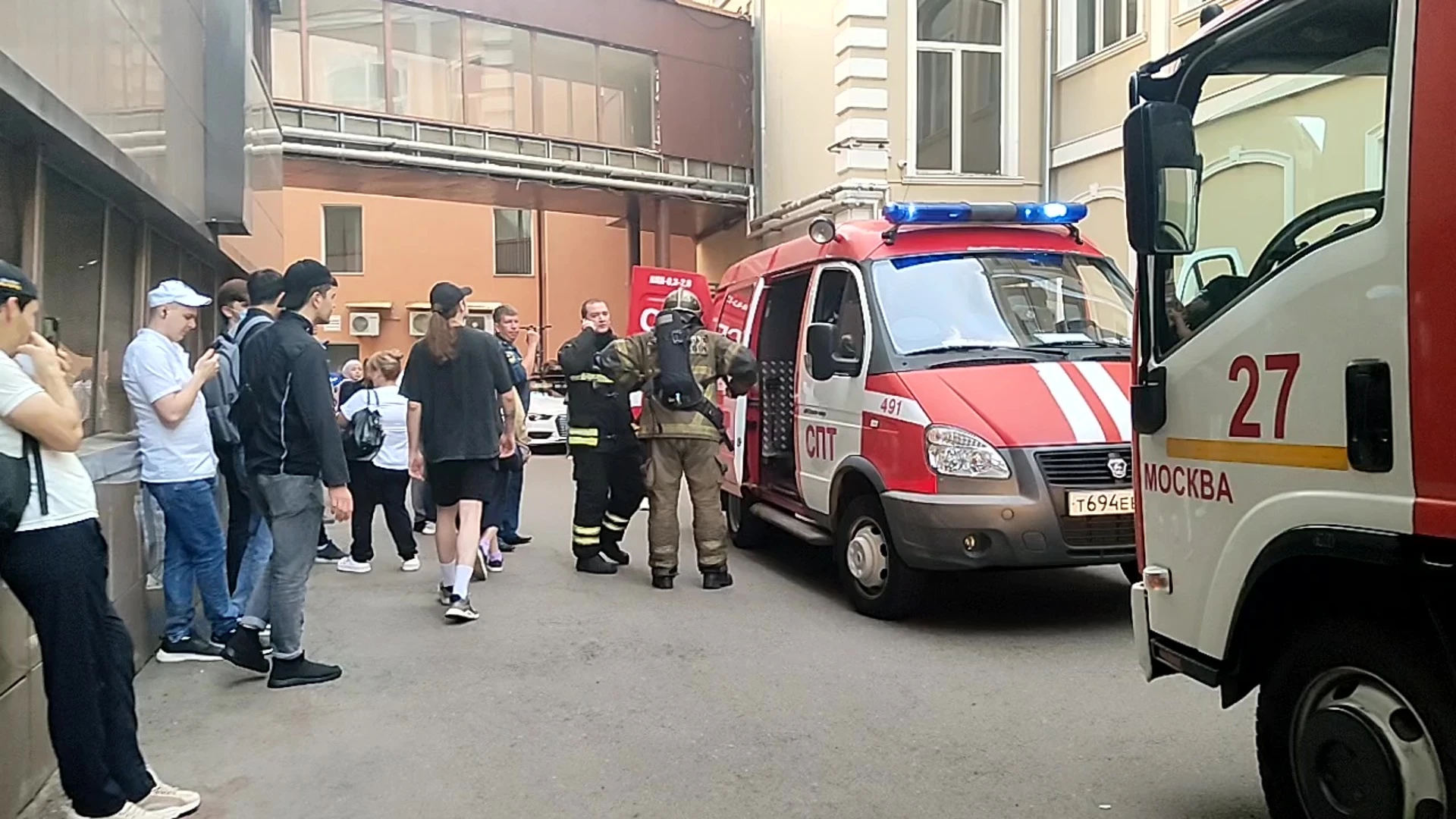 Пожар вспыхнул в офисном здании в центре Москвы