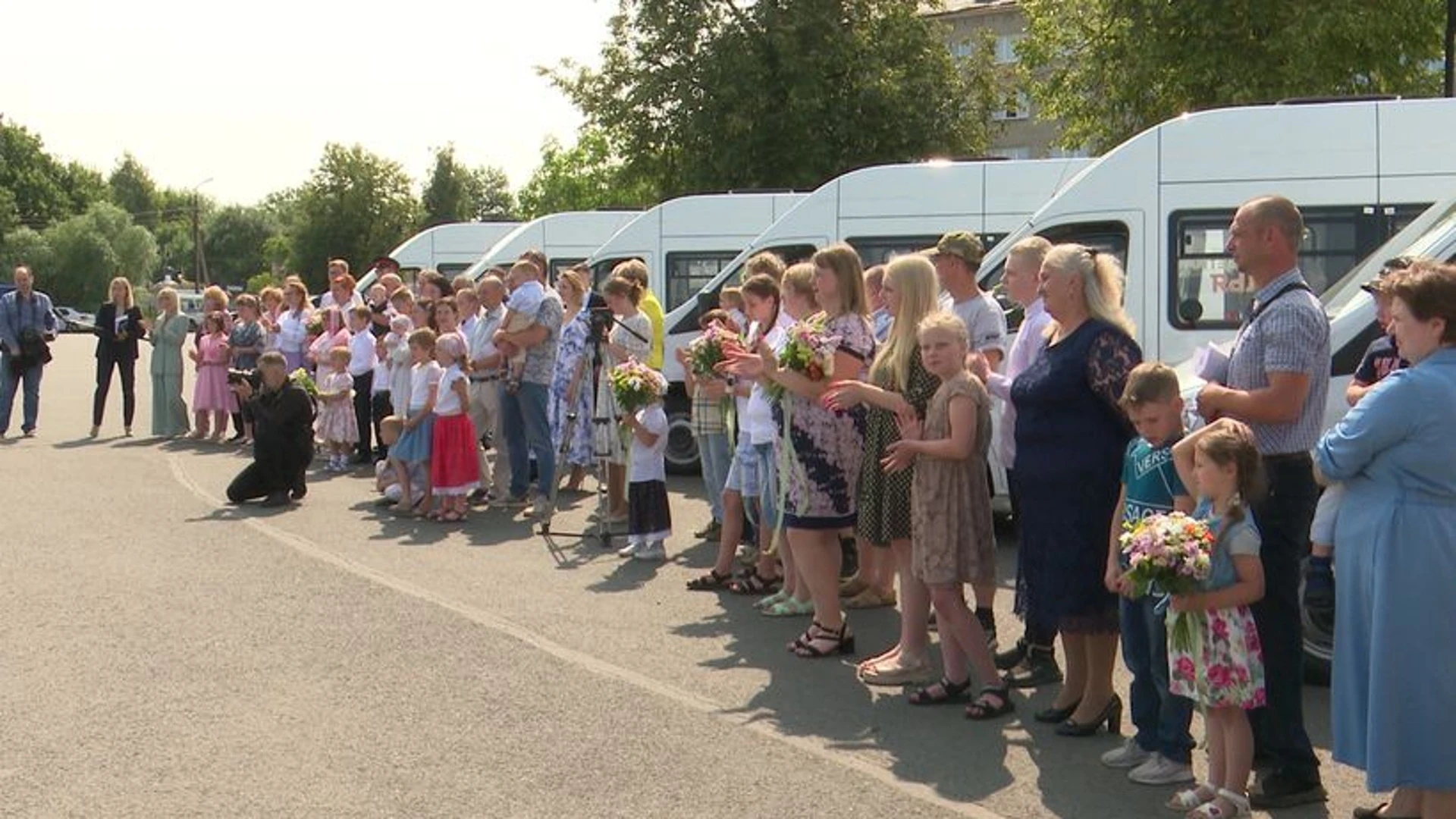 Теперь все поместятся. Новые автомобили получили 10 псковских многодетных семей за победу в конкурсе