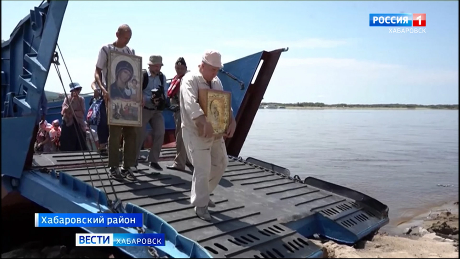 По воде на остров: православные Хабаровска совершили крестный ход на Большой Уссурийский