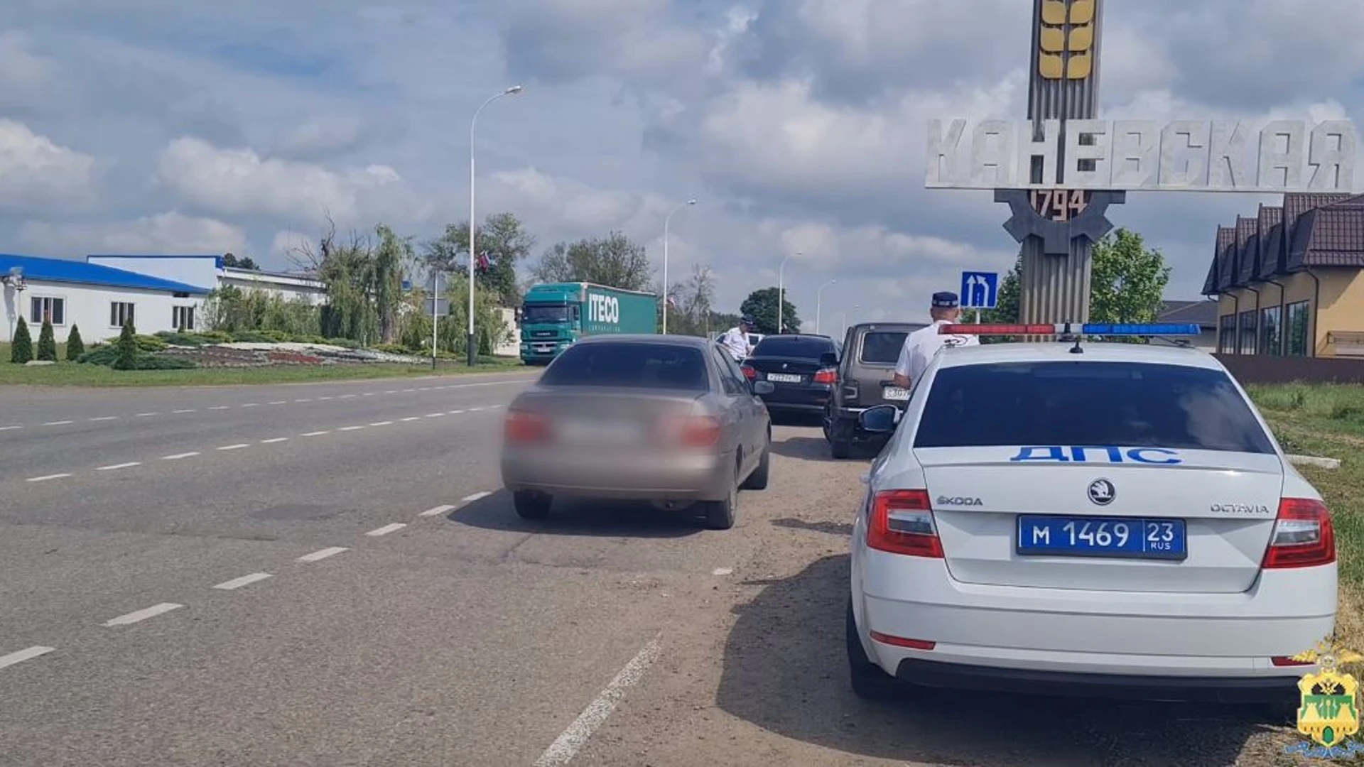 Кубанские госавтоинспекторы спасли жизнь водителю