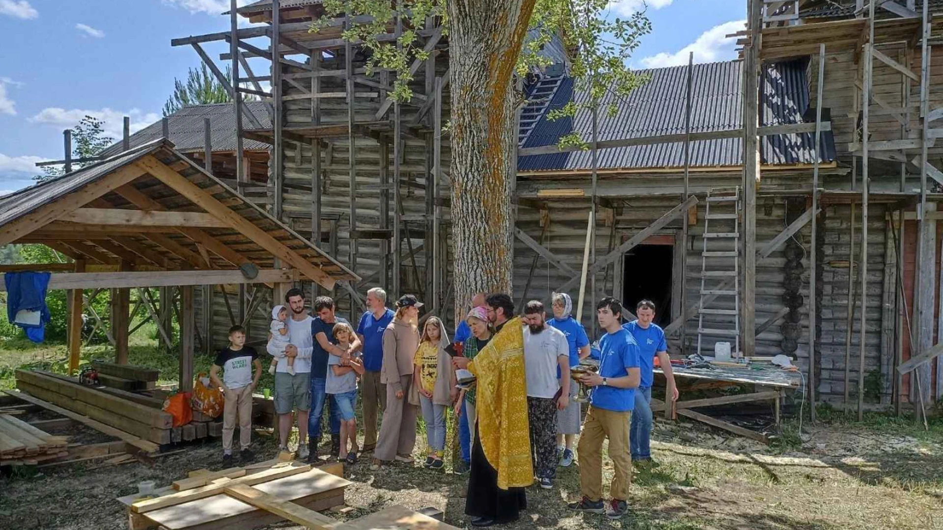 На храме XVIII века постройки в Тверской области перекрыли кровлю и установили крест