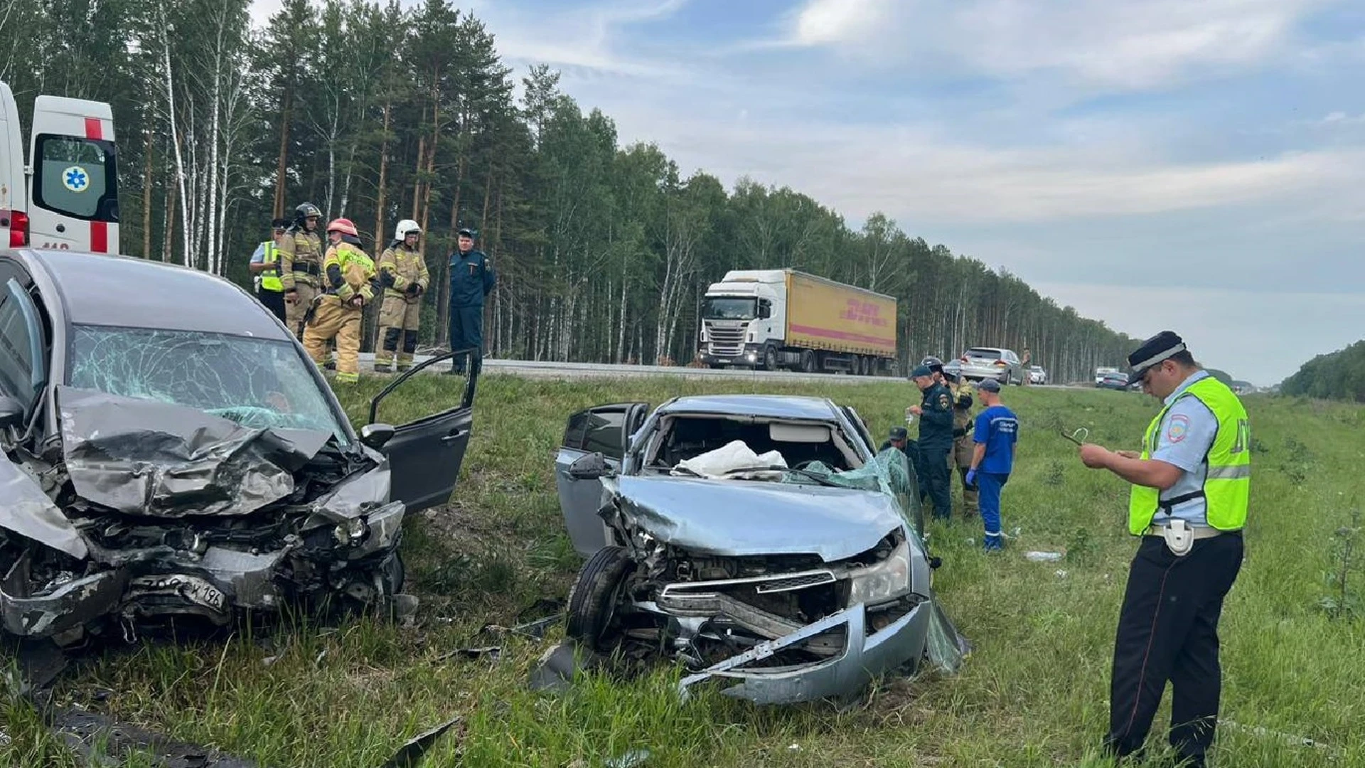 Пятеро детей и четверо взрослых пострадали в ДТП в Свердловской области