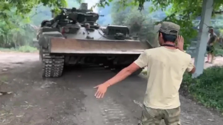 Видео из Сети Военкор Сладков показал танк ВСУ, угнанный с поля боя