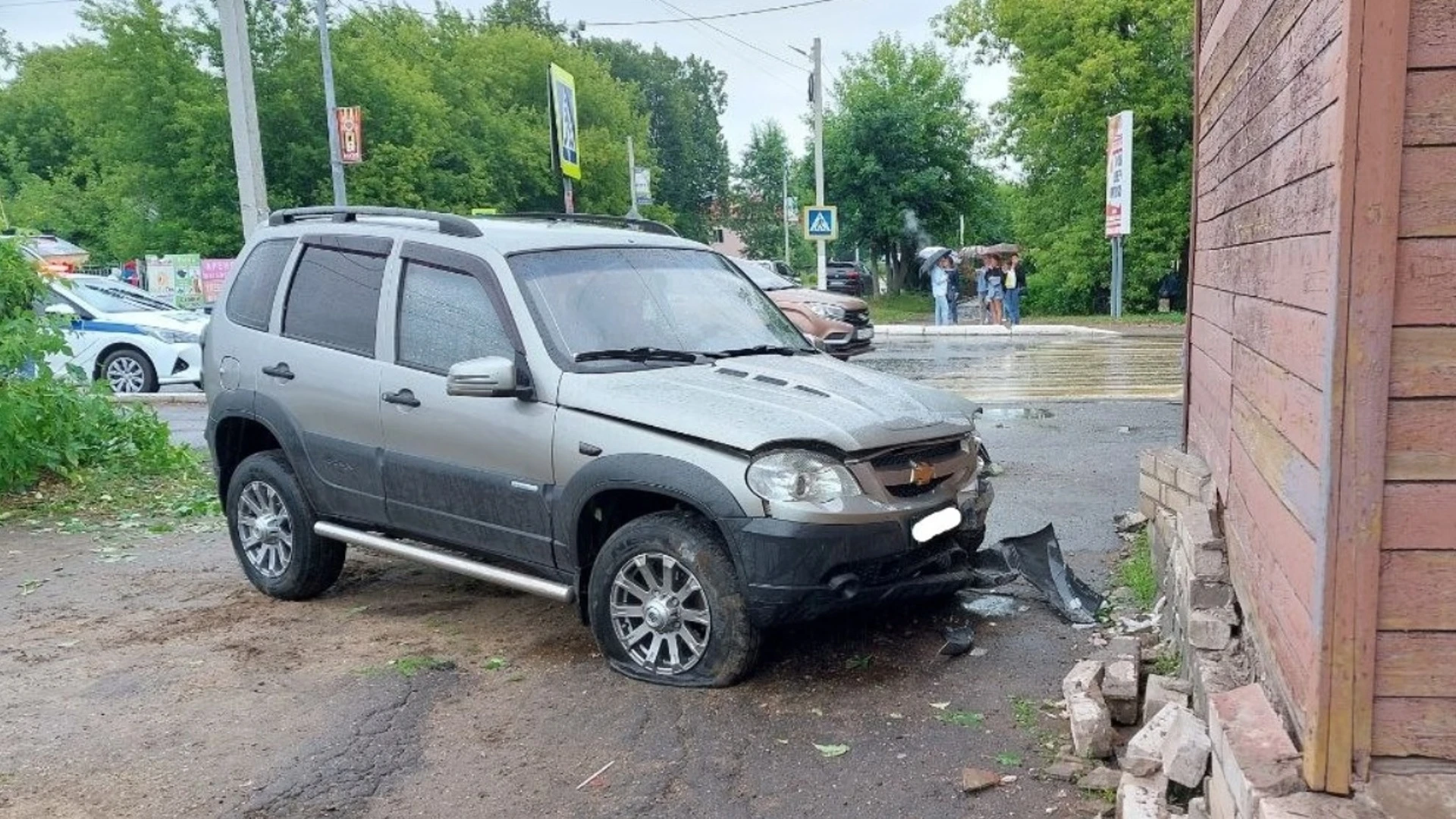 Пьяный лихач впечатал в дом девушку-пешехода