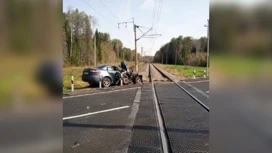 В Ярославской области водитель легковушки выехал на ж/д переезд и задел поезд