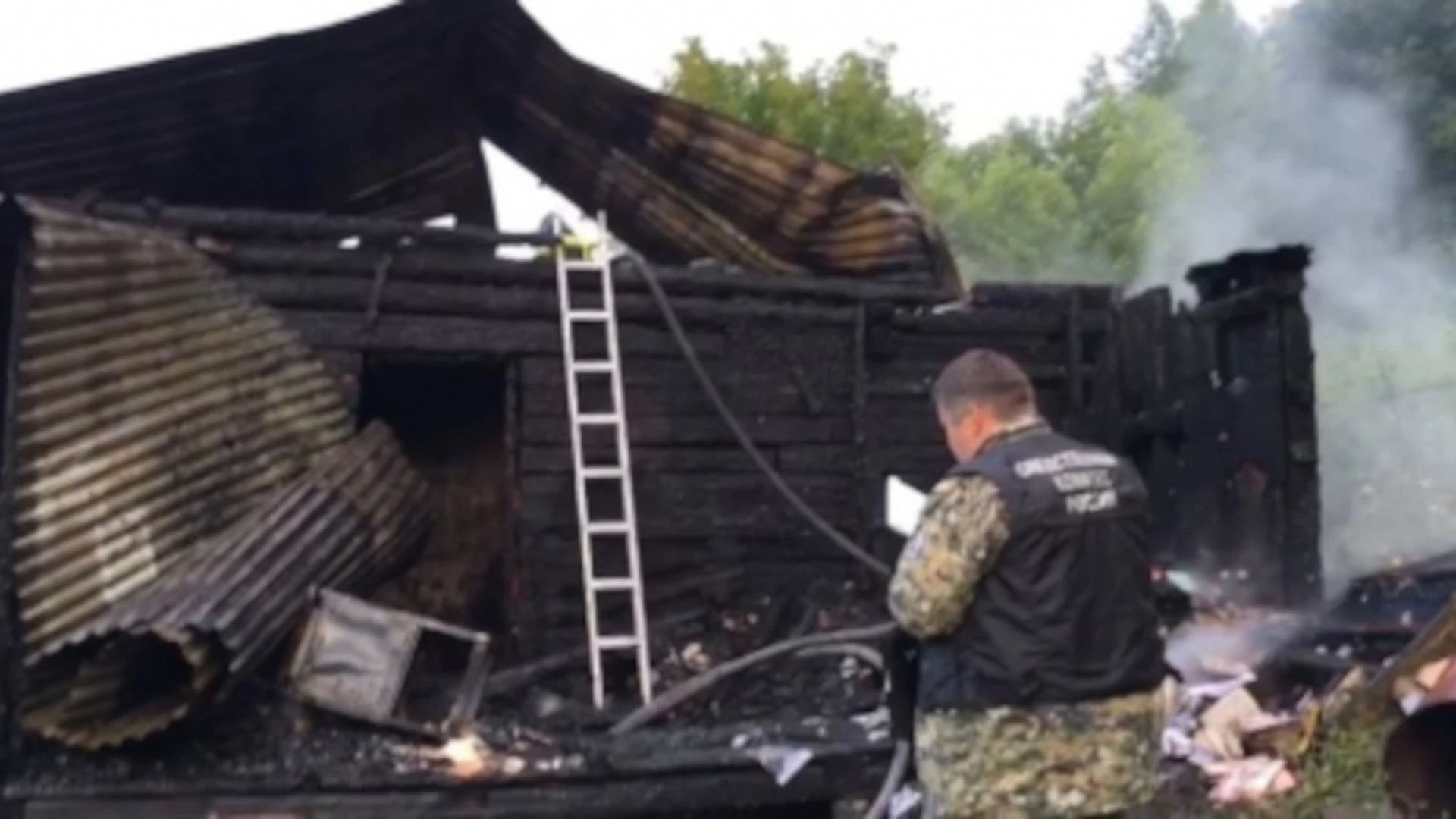 Четыре человека погибли и двое пострадали при пожаре в частном доме