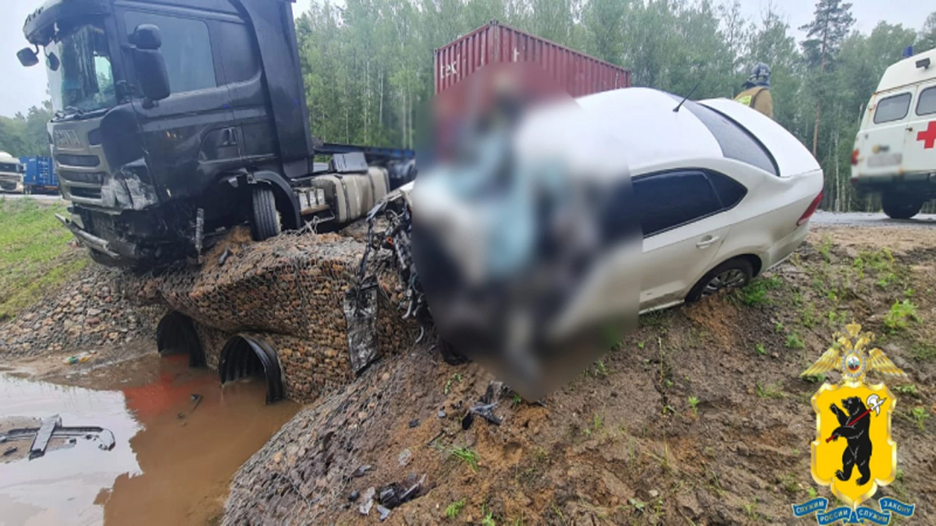 В Ярославской области в столкновении грузовика и легковушки погибли двое человек