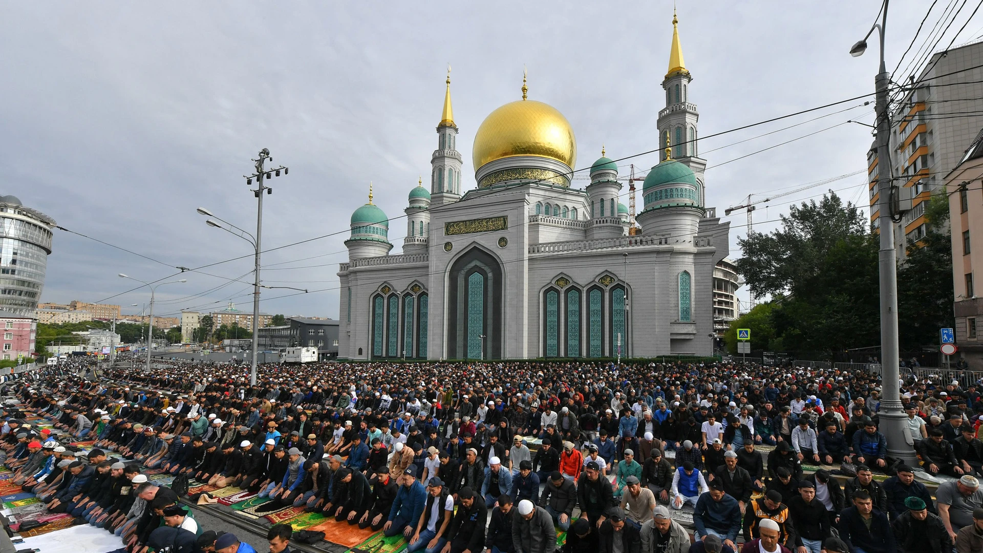 Курбан-байрам: в мечетях Москвы помолились четверть миллиона человек