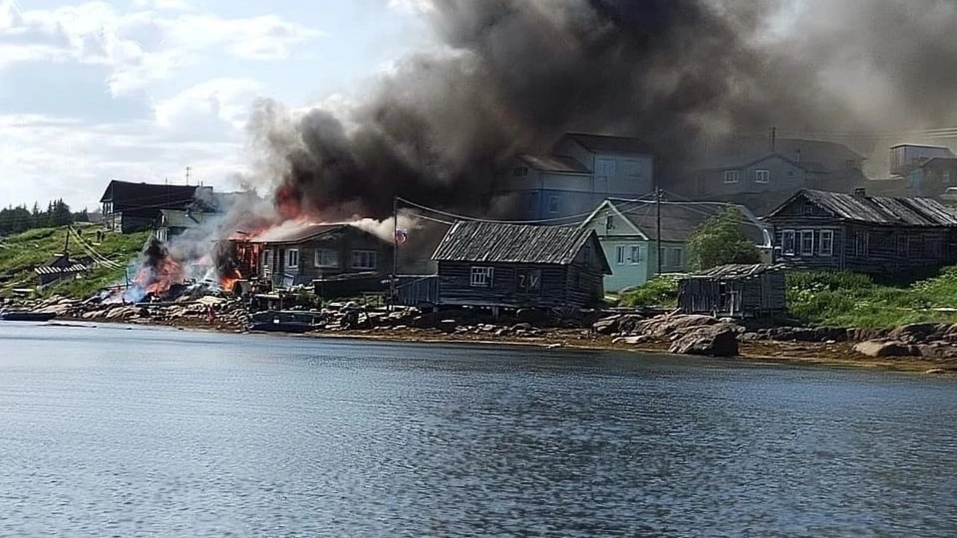 Три дома сгорели во время пожара в Кемском районе