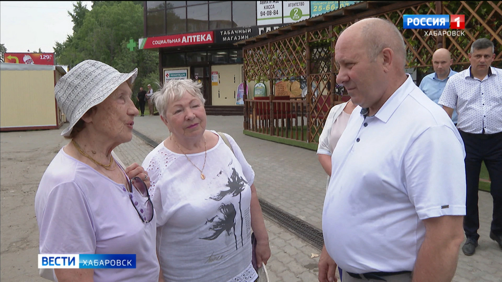 Новый сквер, "умная" остановка, фонтан: мэр осмотрел объекты благоустройства в Индустриальном районе