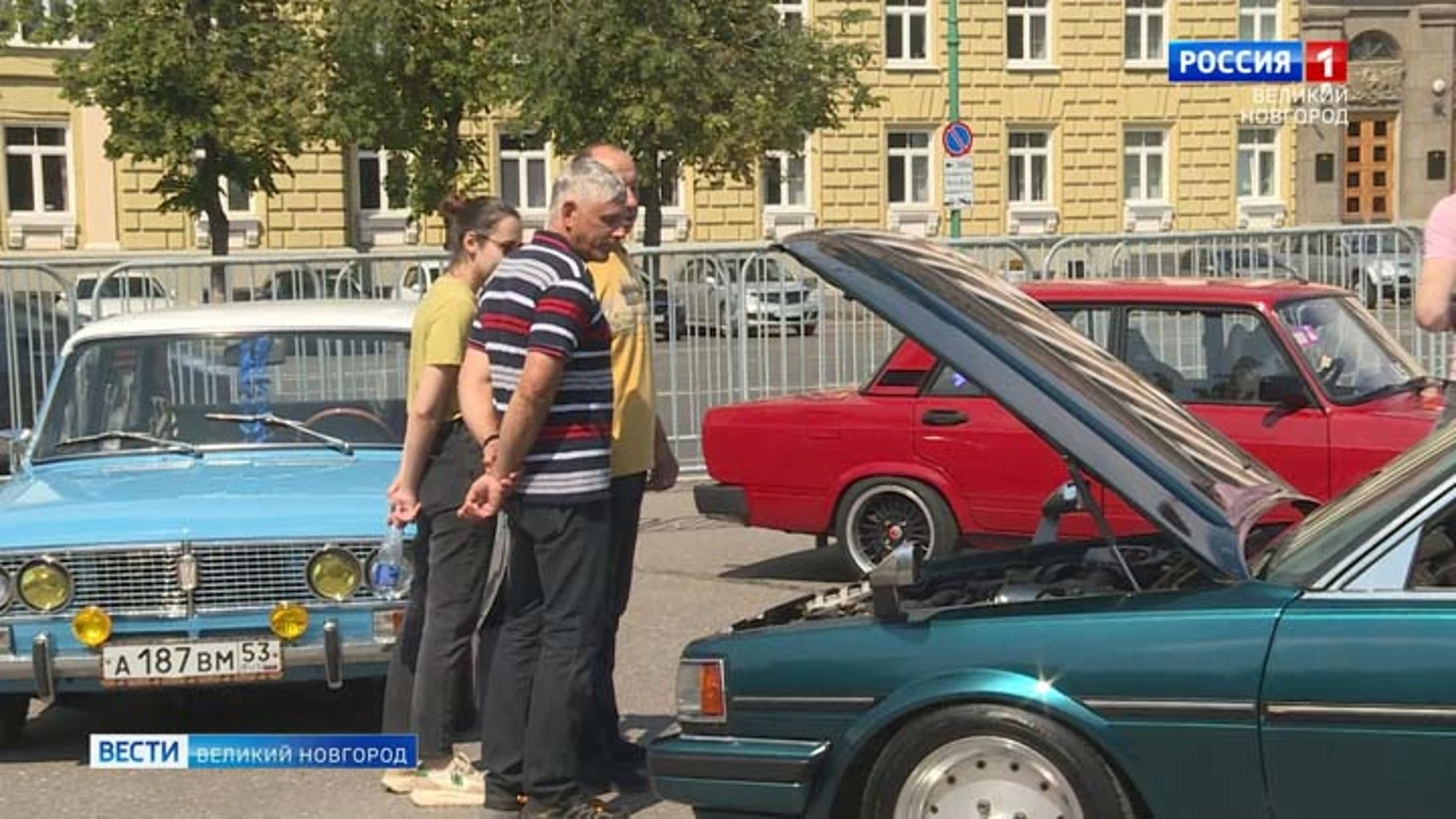 На площади Победы-Софийской в Великом Новгороде прошла выставка ретроавтомобилей