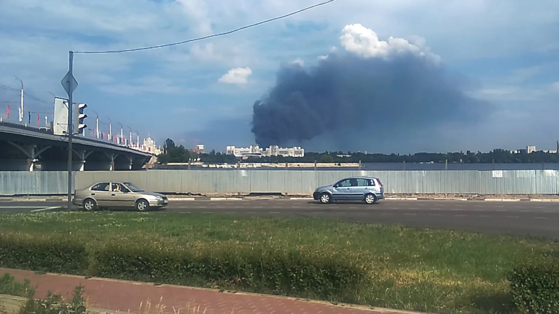 В Воронеже продолжают тушить нефтебазу, обстановка в городе спокойная