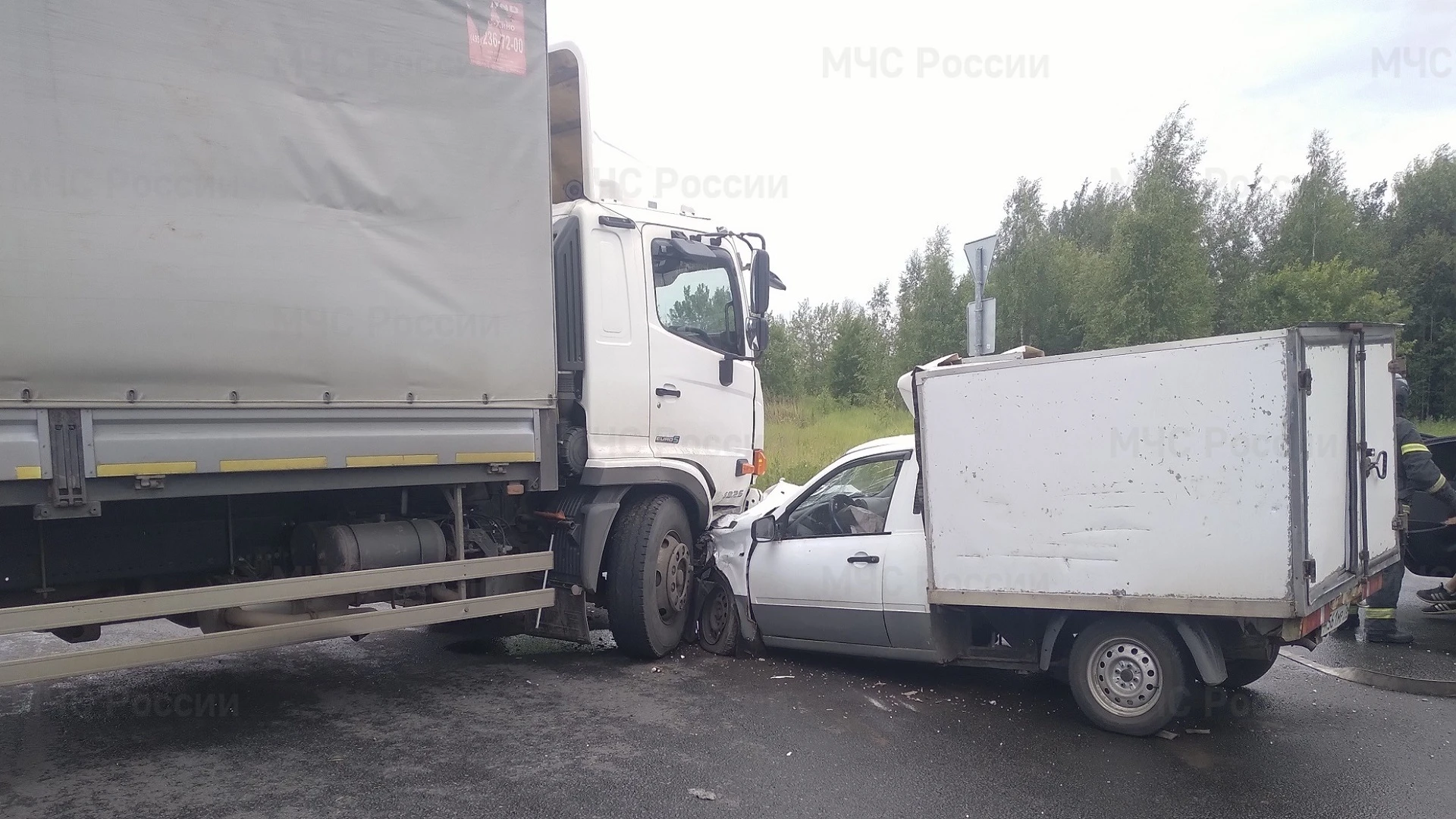 В Ярославле в ДТП с фурой пострадал молодой водитель