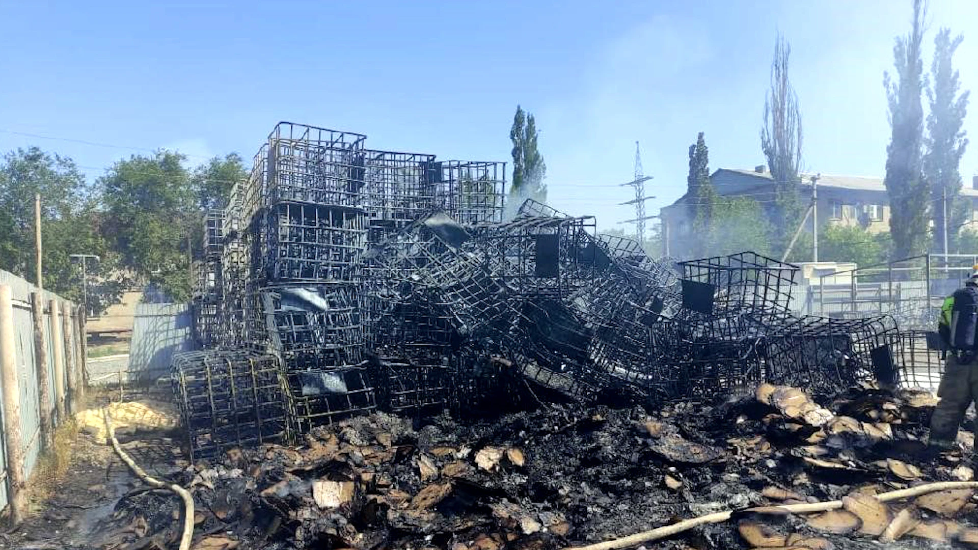 Прокуратура проводит проверку по факту возгорания пластиковых кубов в Волжском