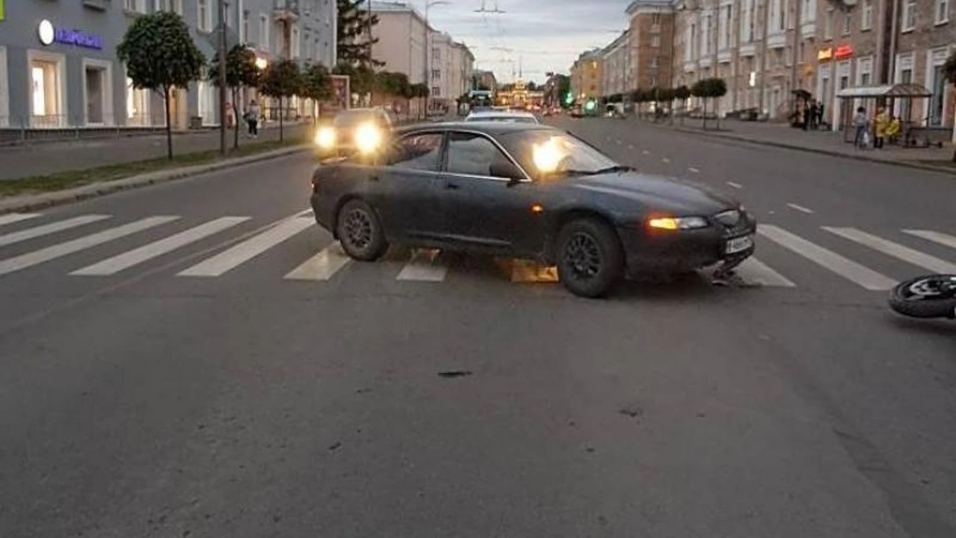 В Петрозаводске столкнулись автомобиль и мотоцикл