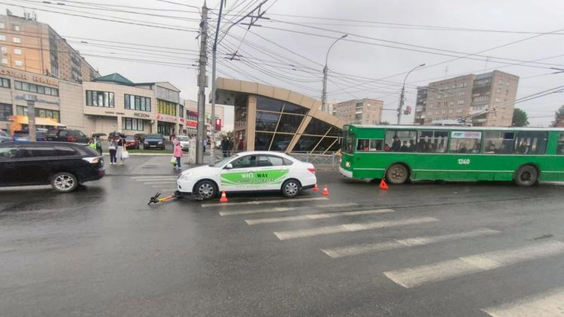 В Новосибирске машина сбила 20-летнего юношу на электросамокате на пешеходном переходе