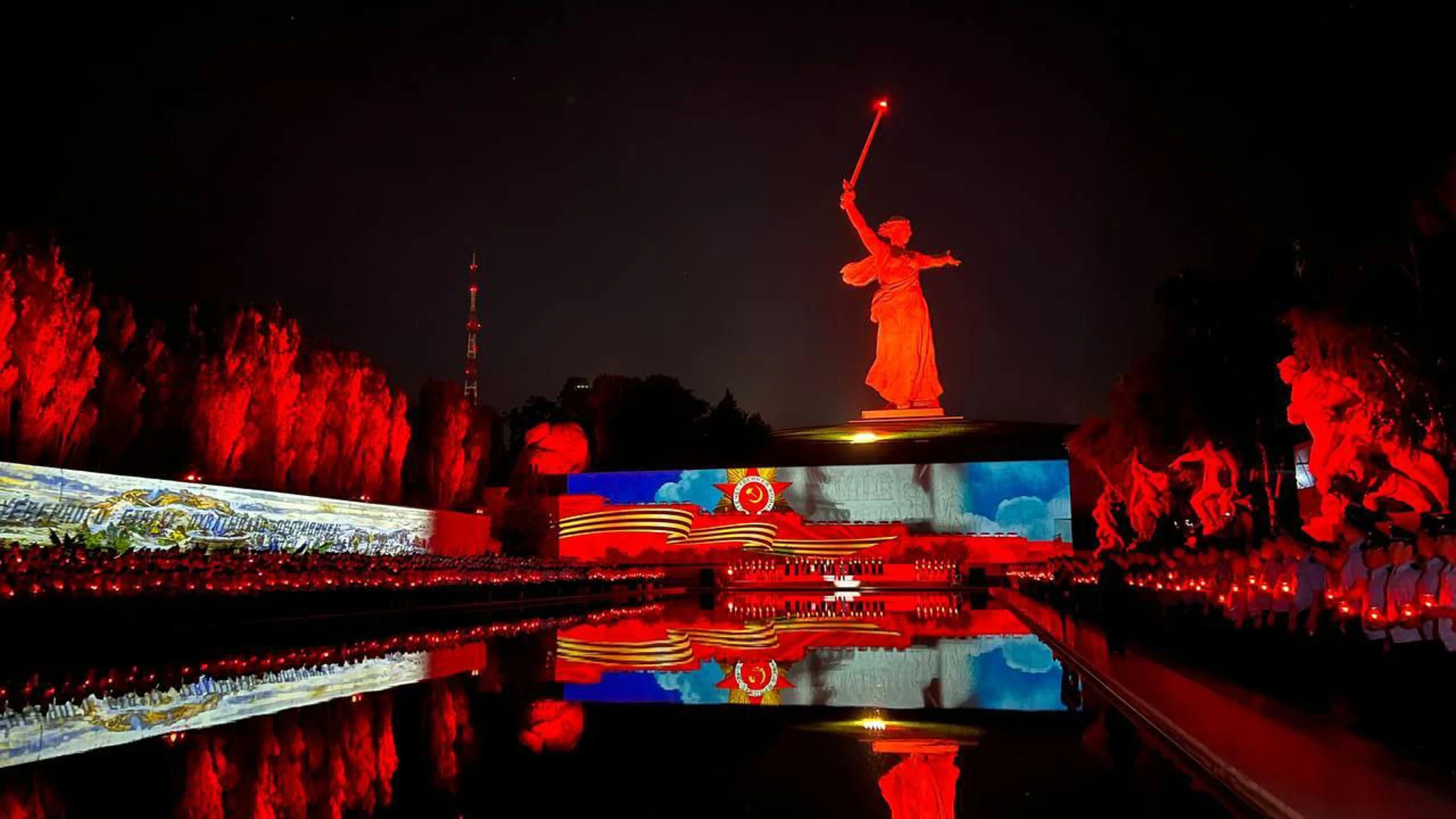 На Мамаевом кургане в память о погибших в Великой Отечественной войне зажгли свечи