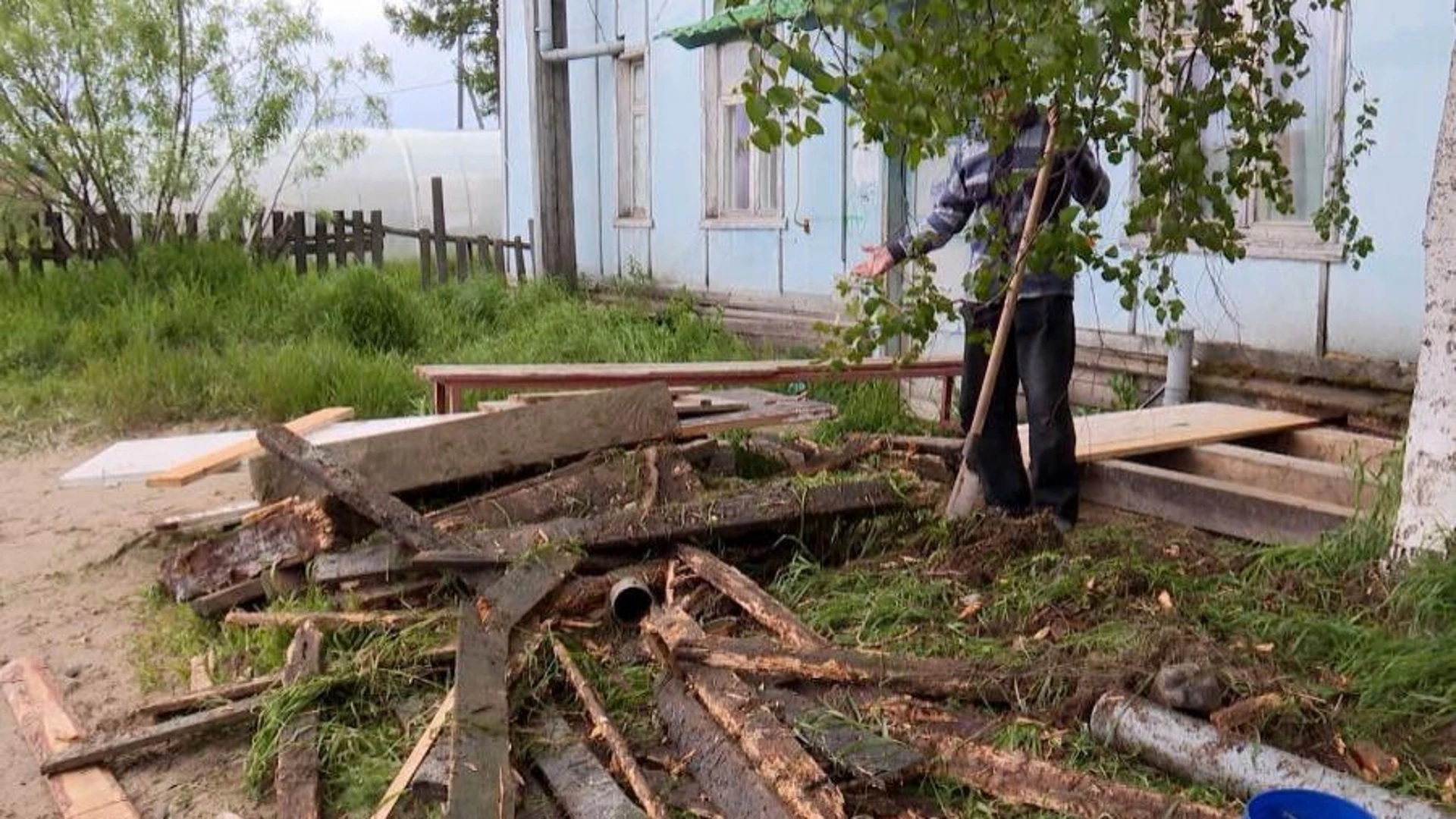 Прокуратура Ненецкого округа начала проверку после падения детей в выгребную яму