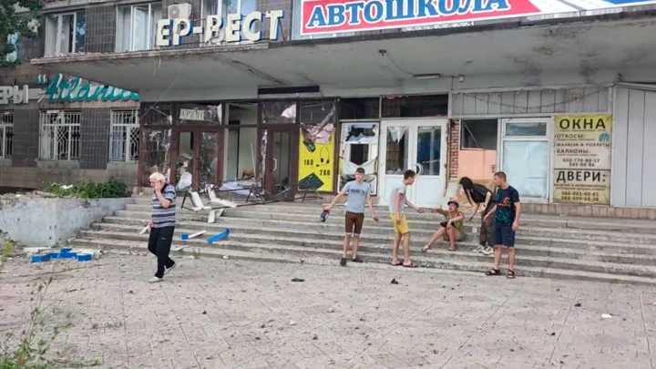 Видео из Сети Жертвами обстрела ВСУ в центре Донецка стали несколько человек